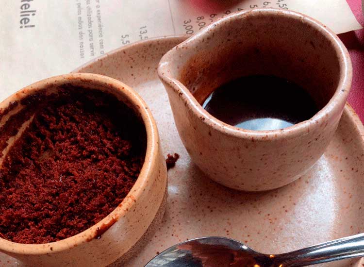 Bolo vegano com cobertura de cacau 