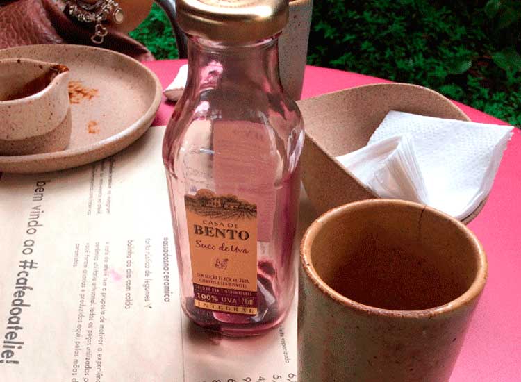 Suco de uva integral e bolos no Ateliê da Cerâmica